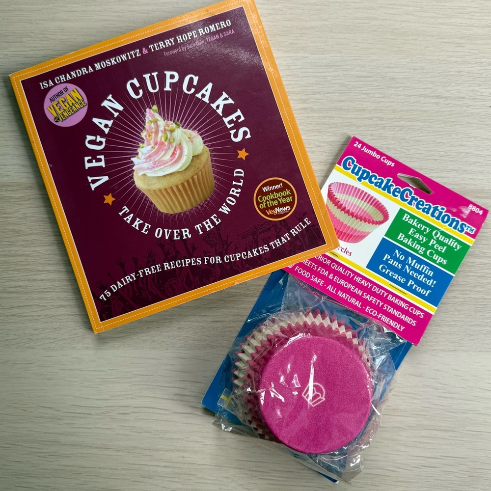NWT Cupcake Baking Set